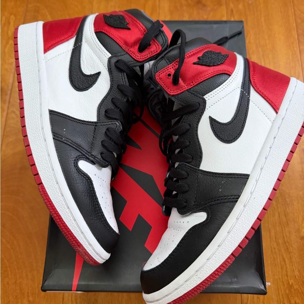 Women’s Air Jordan 1 Retro High ‘Satin Black Toe’ - Picture 5 of 12